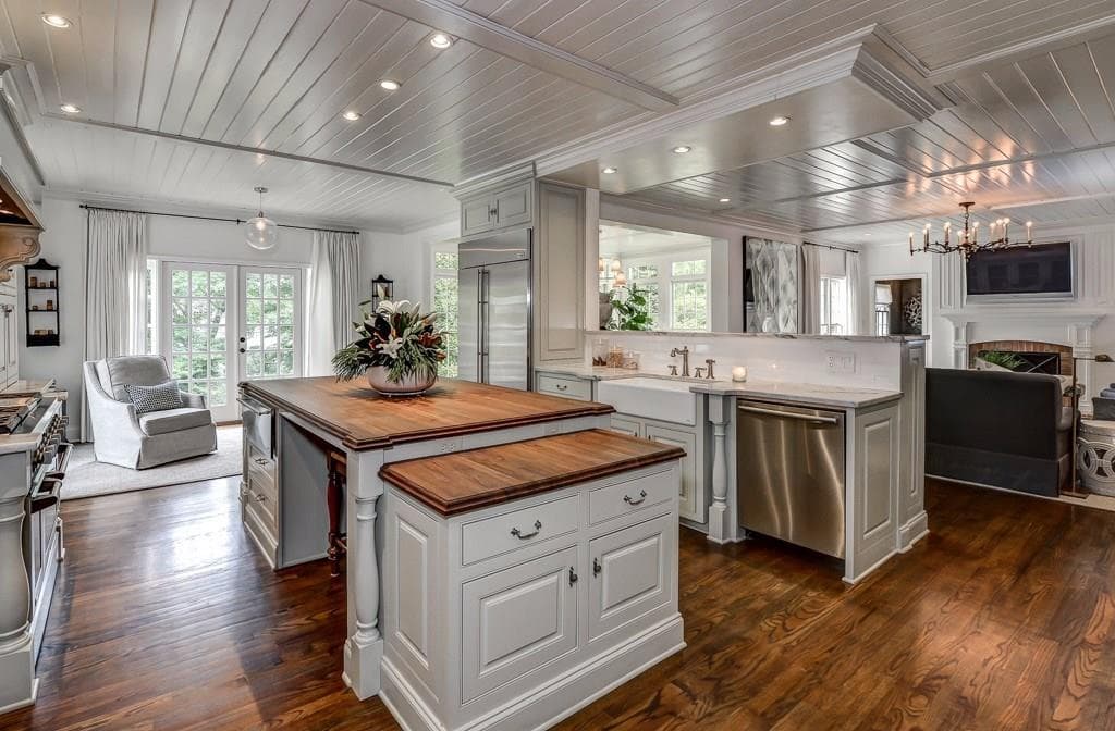 6 bedroom single family residence sold at 648 Carriage Way, Atlanta, GA 30327