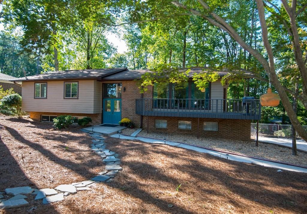 5 bedroom, 2,584 sq ft single family residence sold at 2945 Applewood Court, Atlanta, GA 30345