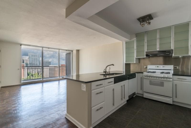 1 bedroom, 786 sq ft condominium sold at 620 Peachtree Street 1802, Atlanta, GA 30308