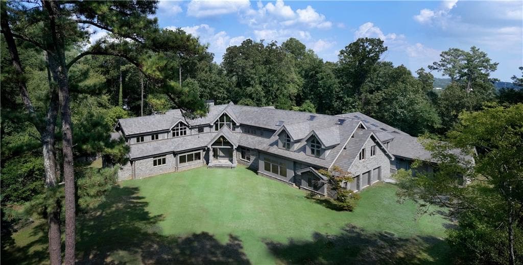 5 bedroom, 23,973 sq ft single family residence sold at 2883 W Roxboro Road, Atlanta, GA 30324