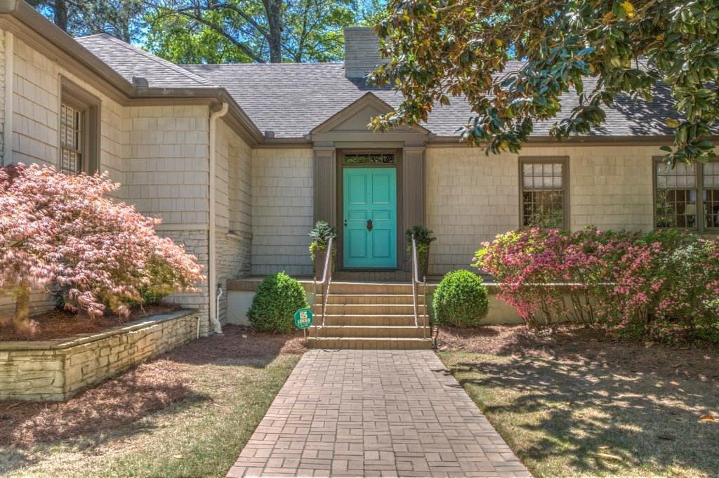 3 bedroom, 3,477 sq ft single family residence sold at 130 Peachtree Battle Avenue, Atlanta, GA 30305