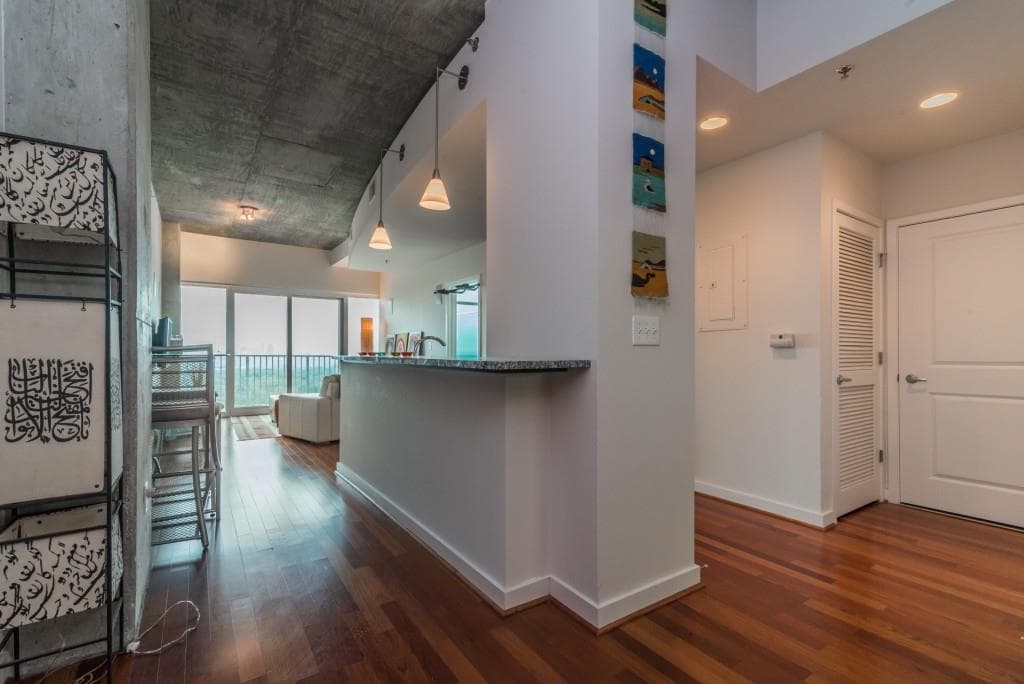 1 bedroom, 779 sq ft condominium sold at 250 Pharr Road 1712, Atlanta, GA 30305