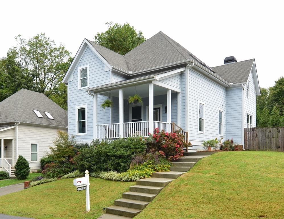 4 bedroom, 2,674 sq ft single family residence sold at 1975 Spad Avenue, Atlanta, GA 30318
