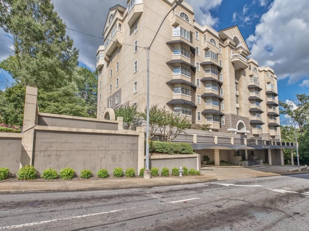 2 bedroom, 1,339 sq ft condominium sold at 2499 Peachtree Road 302, Atlanta, GA 30305