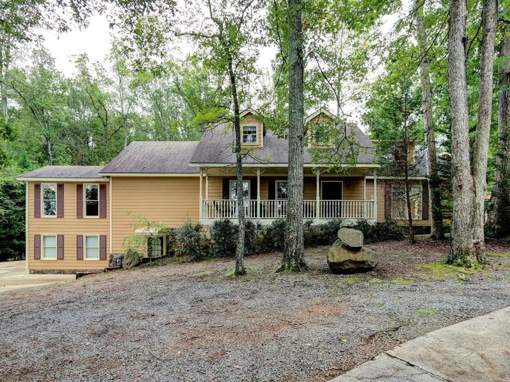 4 bedroom, 3,200 sq ft single family residence sold at 1840 Allgood Road, Marietta, GA 30062