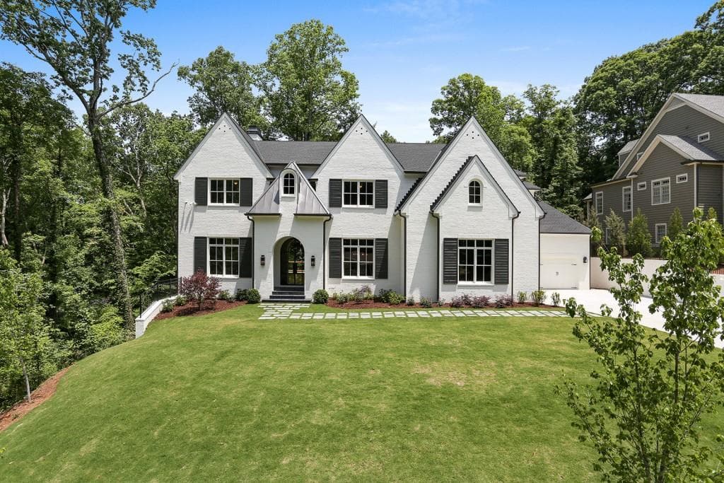 6 bedroom, 5,971 sq ft single family residence sold at 4543 Club Circle, Atlanta, GA 30319