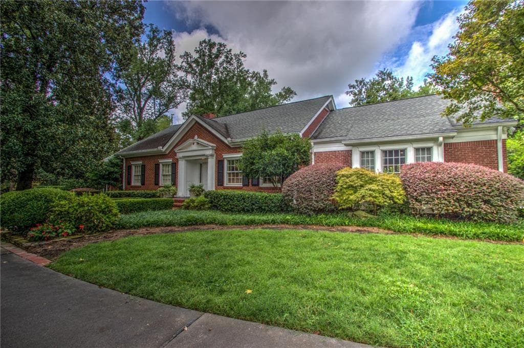 4 bedroom, 4,819 sq ft single family residence sold at 2950 Ridgewood Road, Atlanta, GA 30327