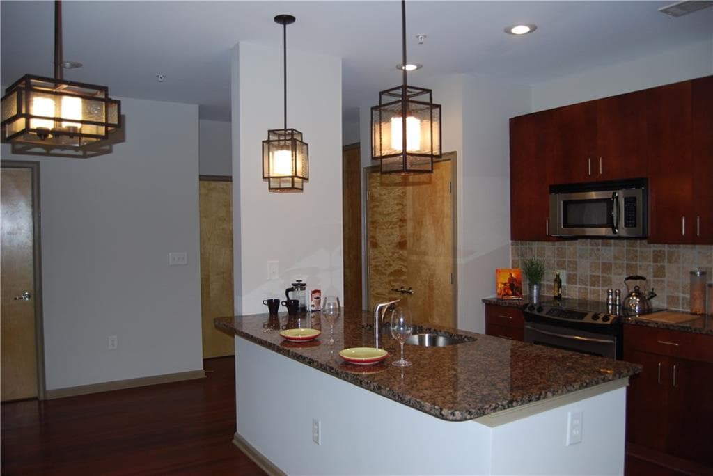 2 bedroom, 1,019 sq ft condominium sold at 898 Oak Street 3227, Atlanta, GA 30310
