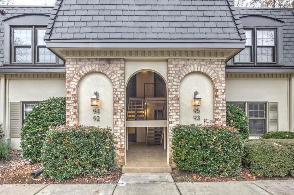 2 bedroom, 1,093 sq ft condominium sold at 92 Verlaine Place, Atlanta, GA 30327