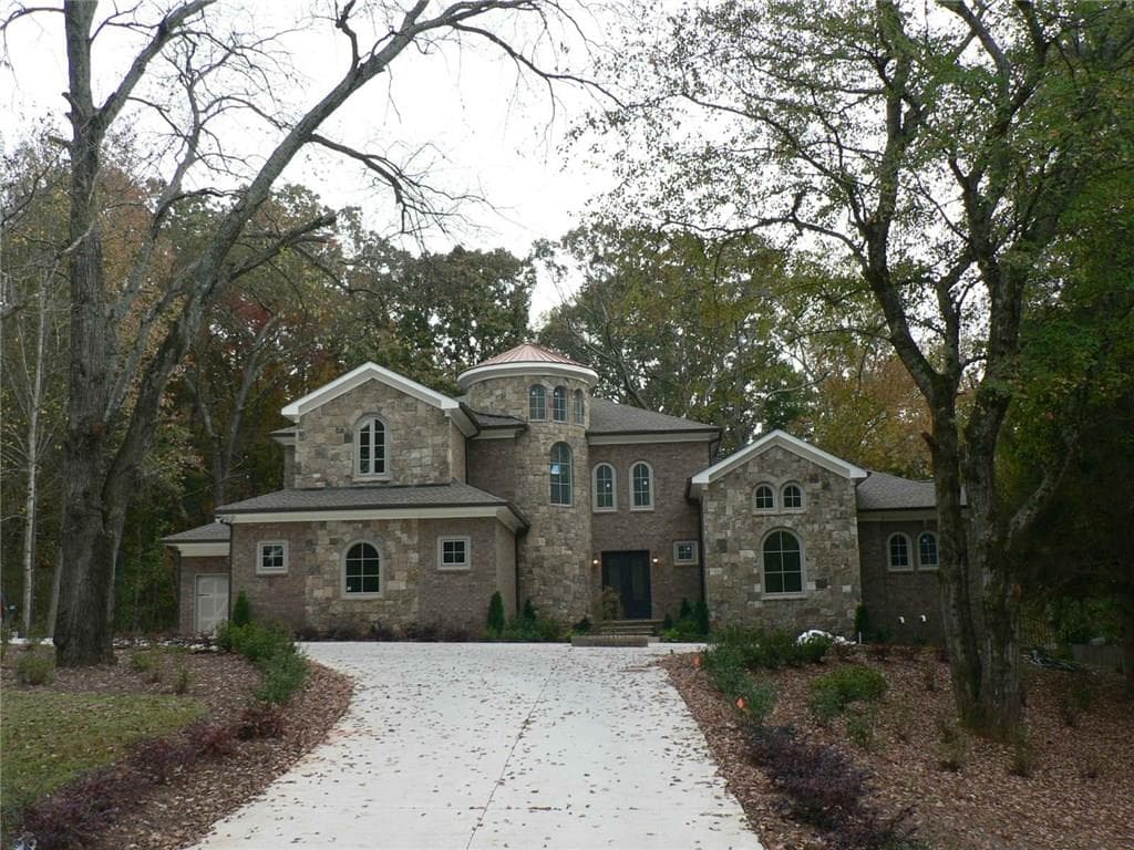 5 bedroom, 5,000 sq ft single family residence sold at 1010 Jones Road, Roswell, GA 30075