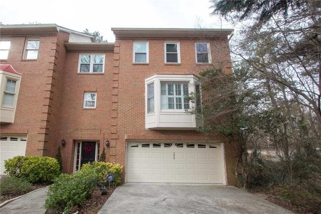 240 Dunwoody Creek Circle, Sandy Springs, GA 30350 — most recent listing photo