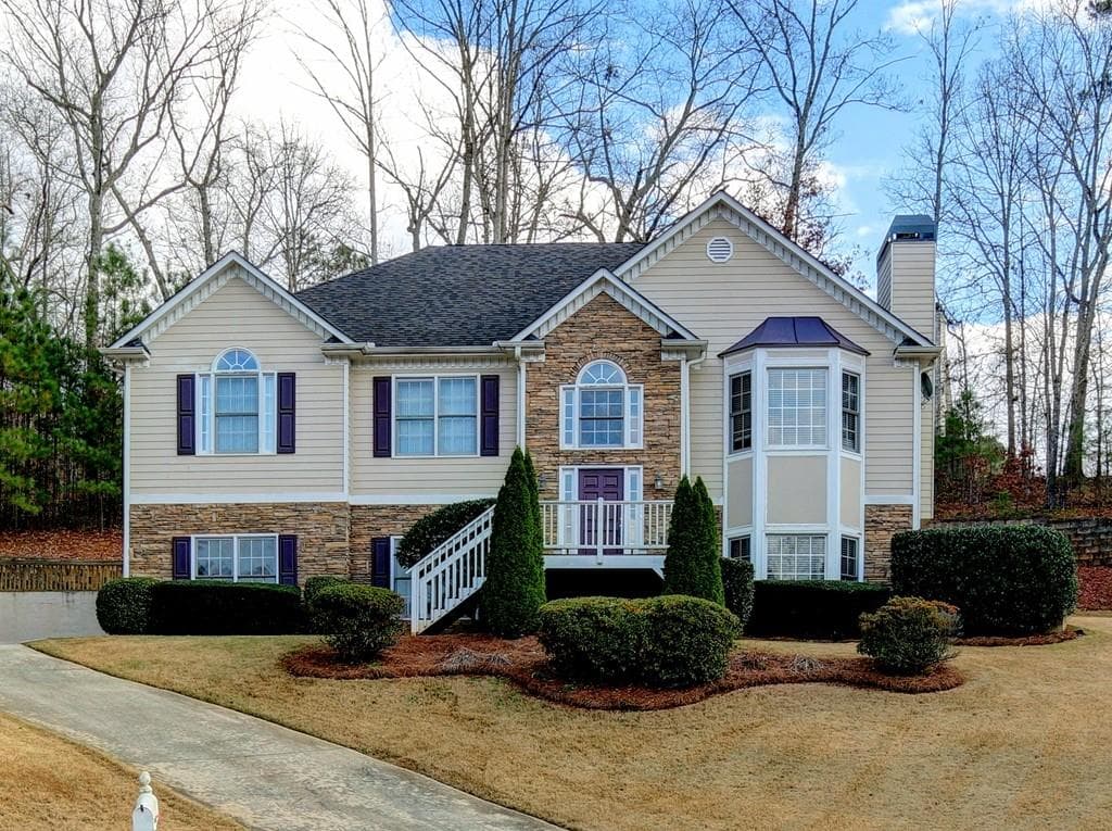 3 bedroom, 2,558 sq ft single family residence sold at 2041 Castlemaine Circle, Woodstock, GA 30189