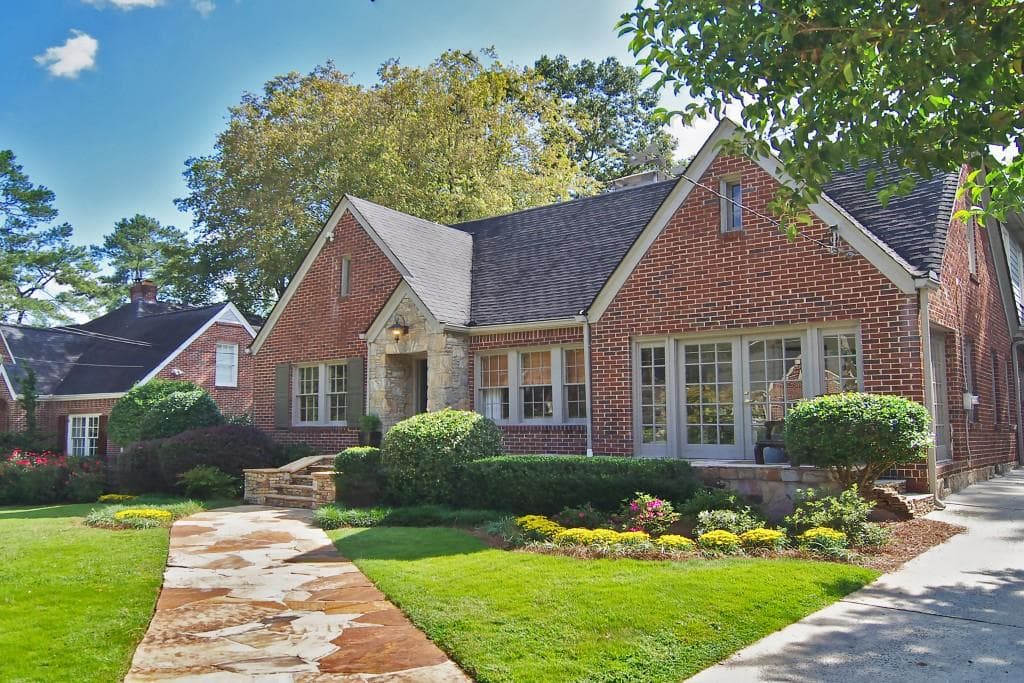 6 bedroom, 3,998 sq ft single family residence sold at 1235 Pasadena Avenue, Atlanta, GA 30306