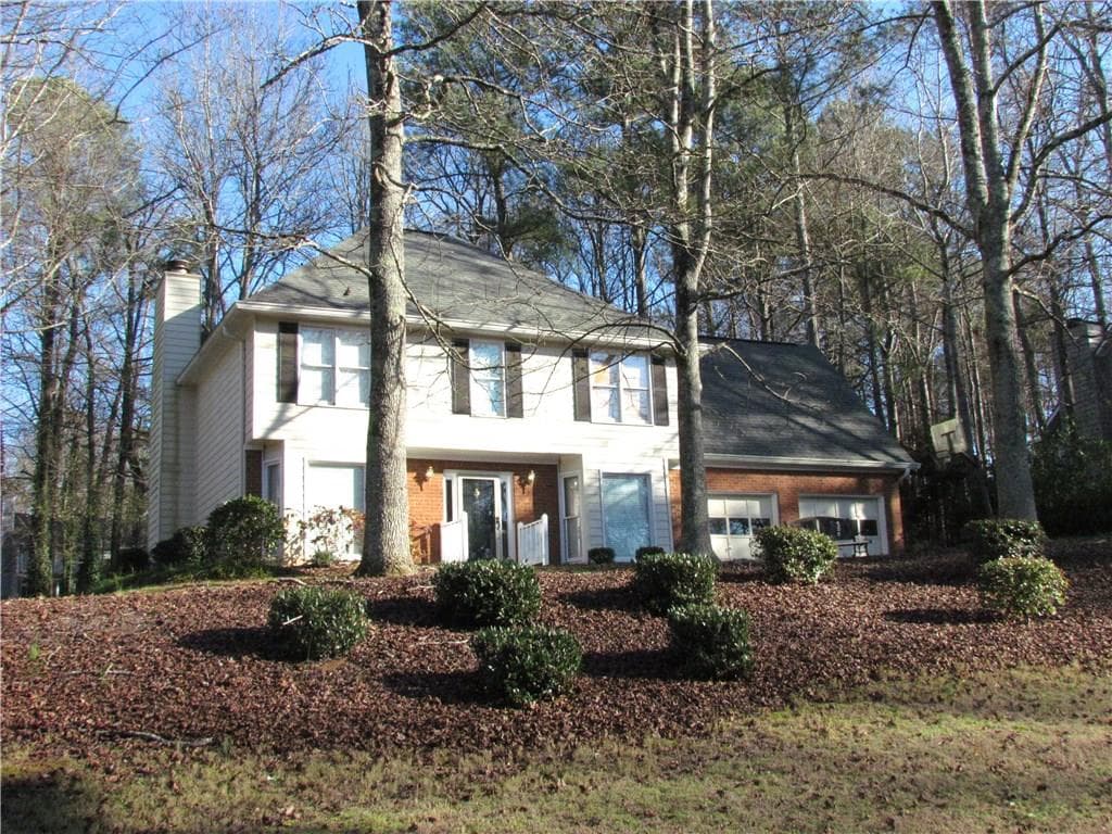 4 bedroom, 2,201 sq ft single family residence sold at 11585 Laurel Lake Drive, Roswell, GA 30075