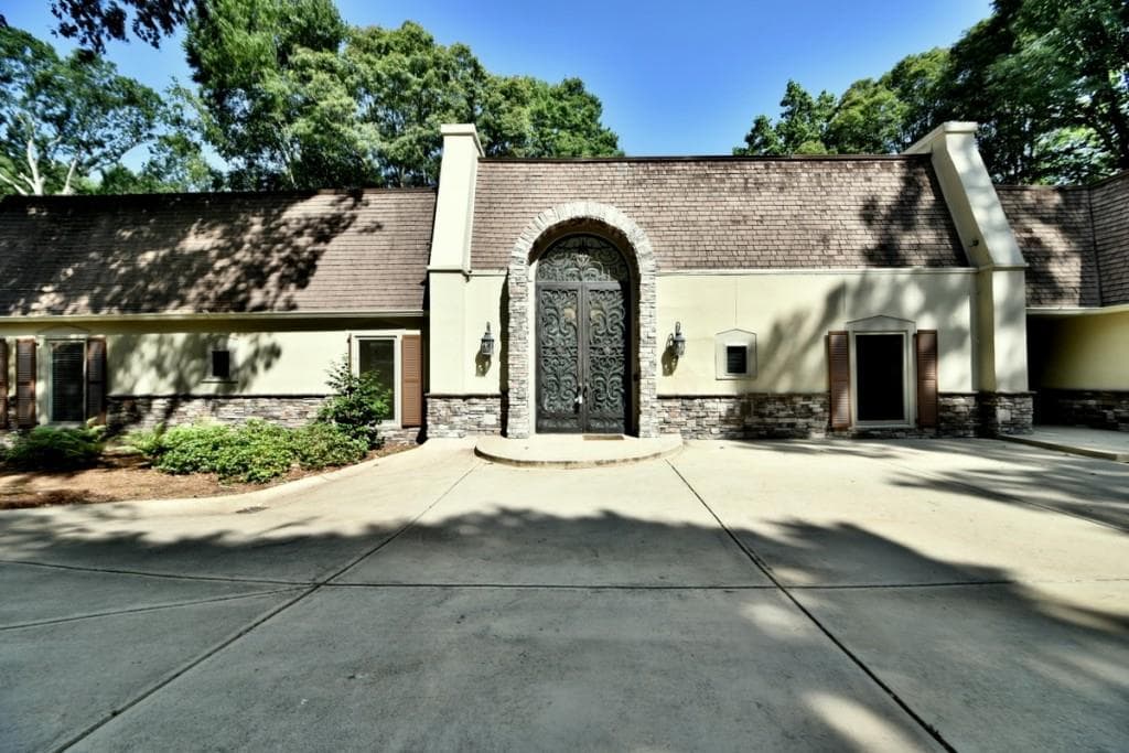 9205 Huntcliff Trace, Sandy Springs, GA 30350 — most recent listing photo