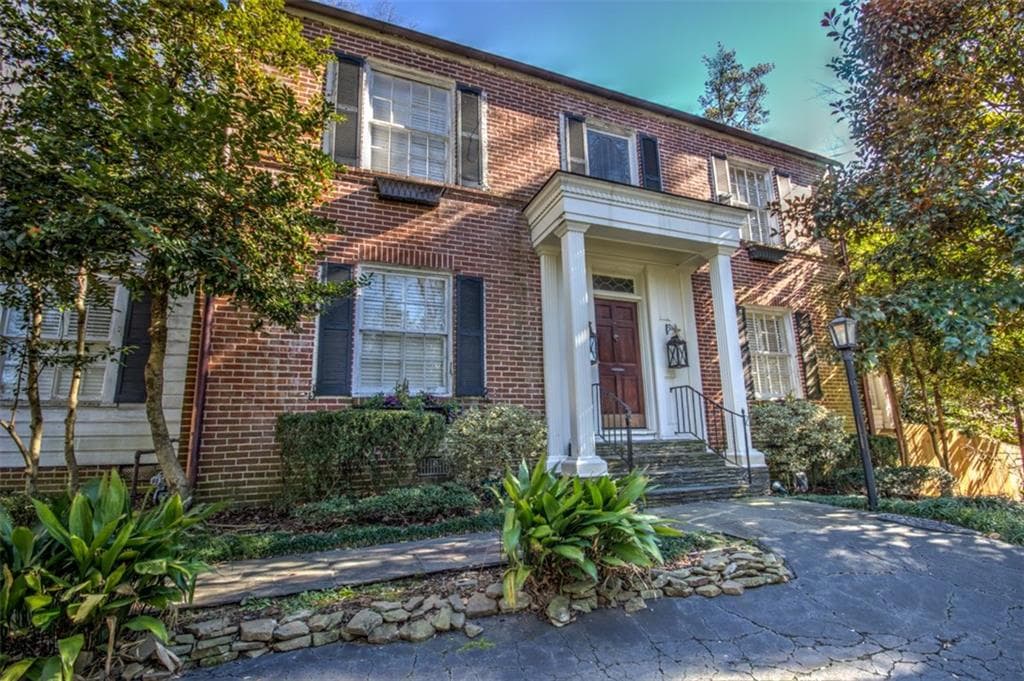 3 bedroom, 2,276 sq ft single family residence sold at 3905 Peachtree Dunwoody Road, Atlanta, GA 30342