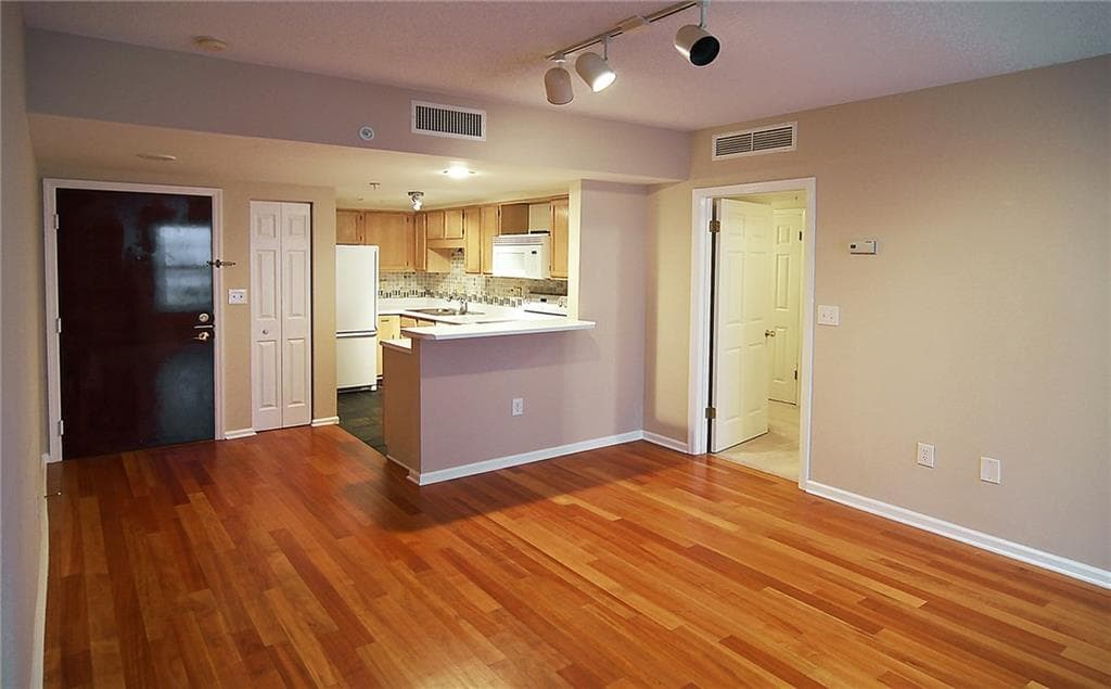 2 bedroom, 919 sq ft condominium sold at 199 14th Street 210, Atlanta, GA 30309
