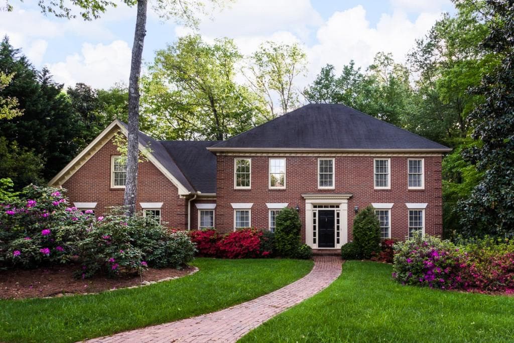 5 bedroom, 3,915 sq ft single family residence sold at 7310 Chattahoochee Bluff Drive, Sandy Springs, GA 30350