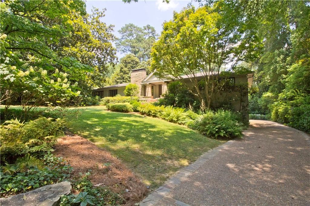 3 bedroom, 2,736 sq ft single family residence sold at 3044 Nancy Creek Road, Atlanta, GA 30327