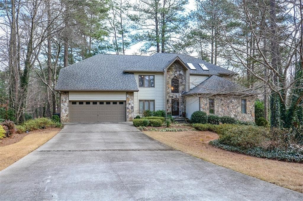 5 bedroom, 5,529 sq ft single family residence sold at 10005 FAIRWAY VILLAGE Drive, Roswell, GA 30076