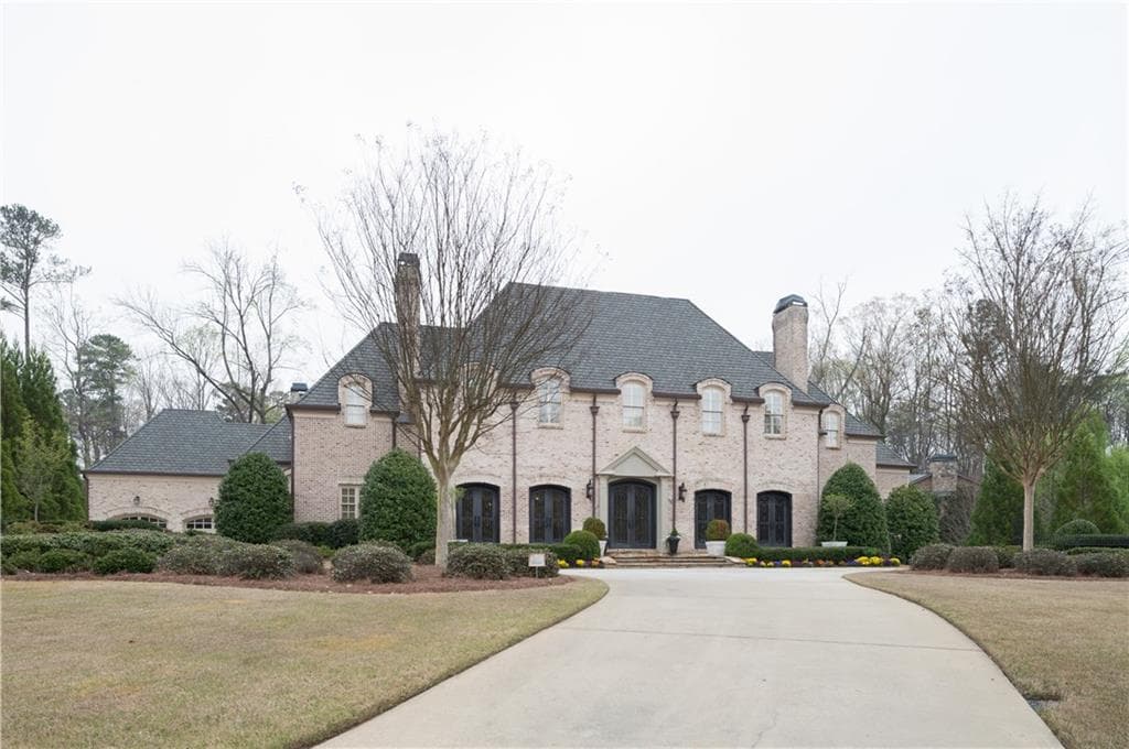 6 bedroom, 8,886 sq ft single family residence sold at 4235 Regency Court, Atlanta, GA 30327