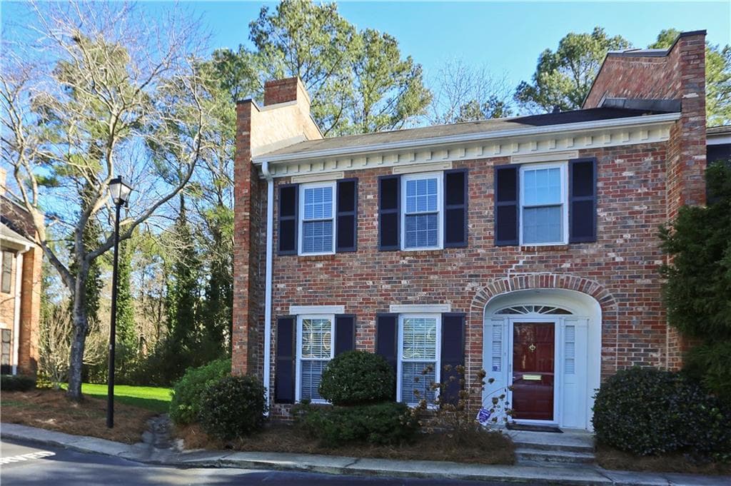 3 bedroom, 1,560 sq ft condominium sold at 8 Queen Anne Place, Atlanta, GA 30318