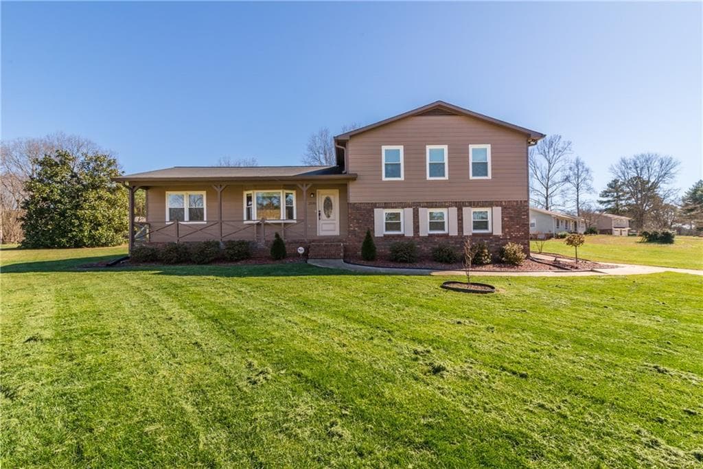 4 bedroom, 2,492 sq ft single family residence sold at 2591 Sandy Drive, Marietta, GA 30066
