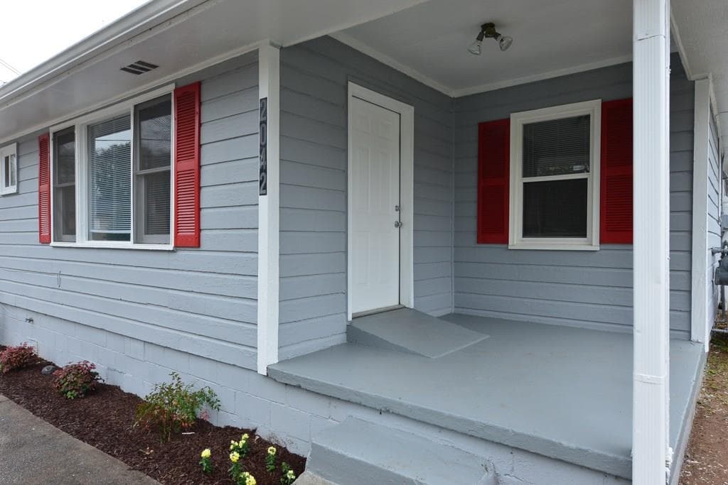 4 bedroom, 1,272 sq ft single family residence sold at 2042 Oakview Road, Atlanta, GA 30317