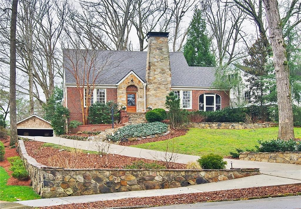 4 bedroom, 2,800 sq ft single family residence sold at 1824 Meadowdale Avenue, Atlanta, GA 30306