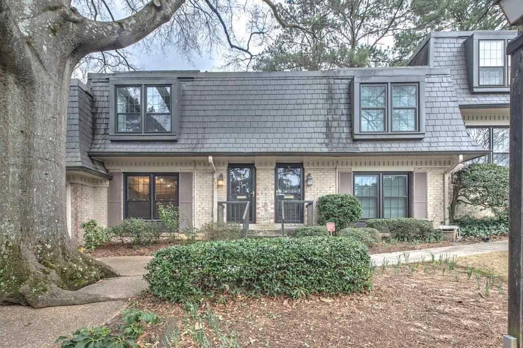 2 bedroom, 1,300 sq ft condominium sold at 35 La Rue Place, Atlanta, GA 30327