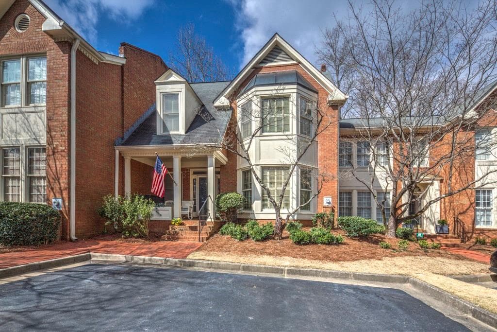 3 bedroom, 2,378 sq ft townhouse sold at 3075 Howell Mill Road 11, Atlanta, GA 30327