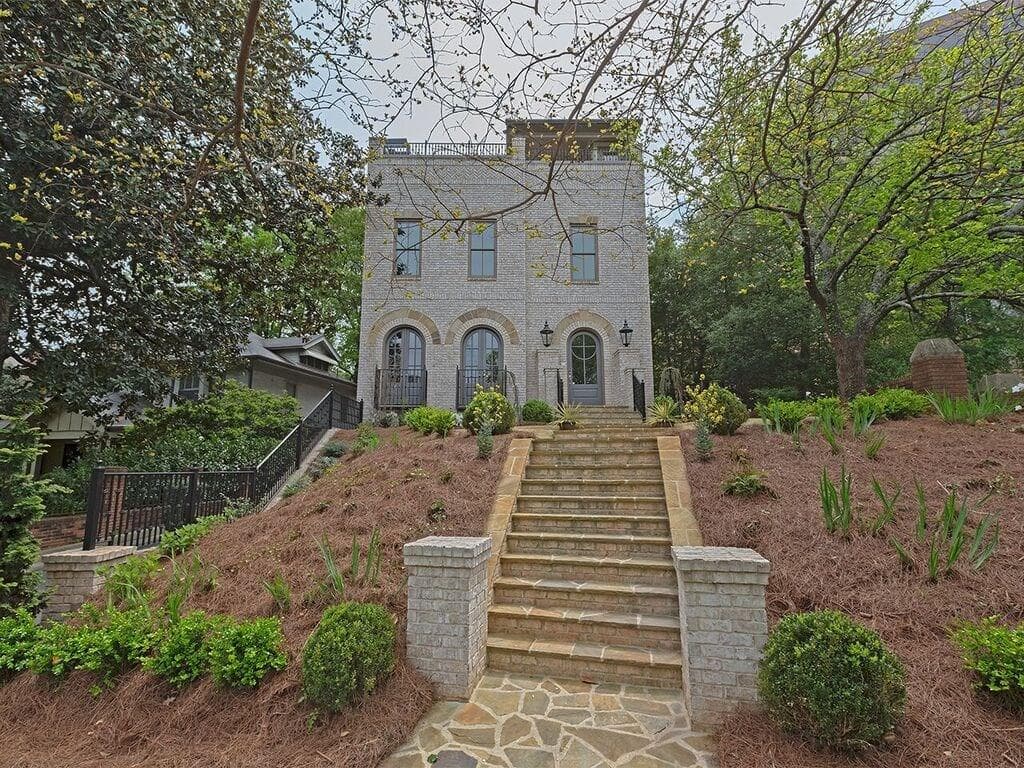 4 bedroom, 4,000 sq ft single family residence sold at 250 Peachtree Circle, Atlanta, GA 30309