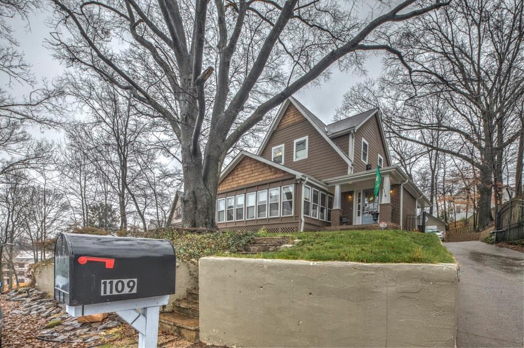4 bedroom, 2,268 sq ft single family residence sold at 1109 Davis Circle, Atlanta, GA 30318