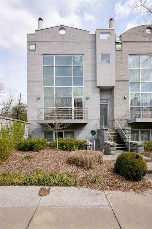 3 bedroom, 3,750 sq ft townhouse sold at 3695 Peachtree Road A, Atlanta, GA 30319