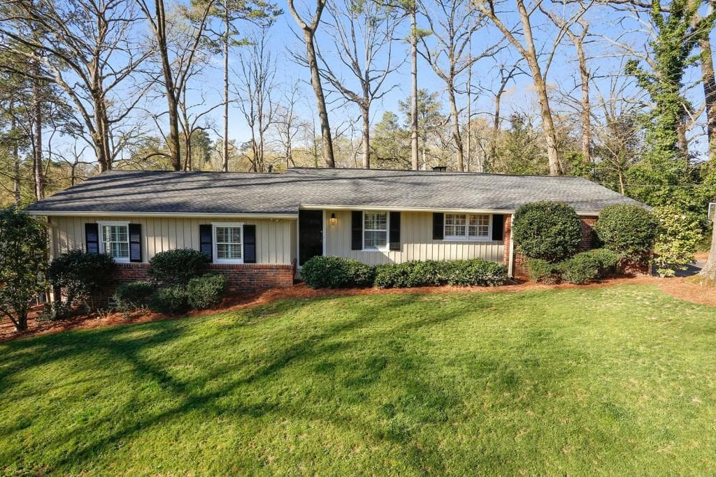 3 bedroom, 1,900 sq ft single family residence sold at 1928 Sunbury Place, Atlanta, GA 30318