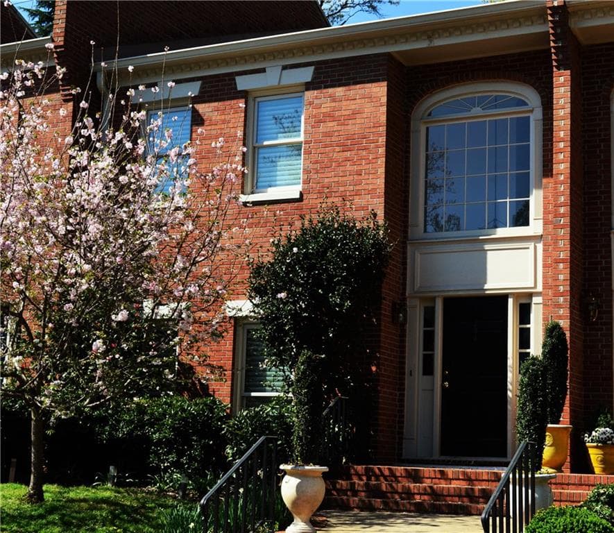 2 bedroom, 1,722 sq ft townhouse sold at 303 Ansley Villa Drive, Atlanta, GA 30324