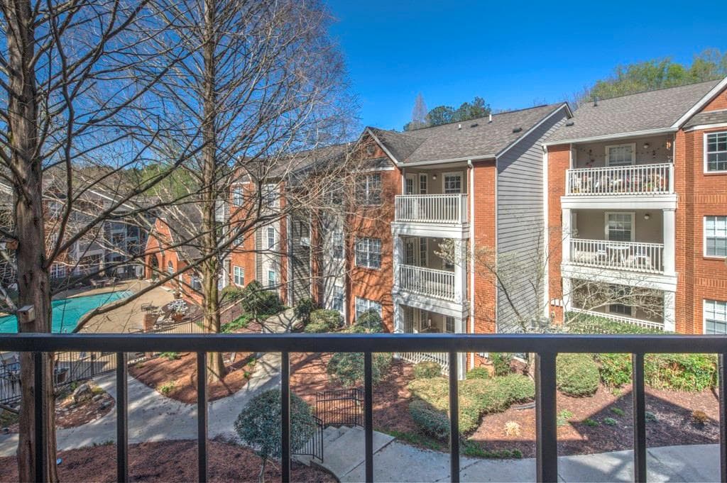 1 bedroom, 690 sq ft condominium sold at 2058 Chastain Park Court, Atlanta, GA 30342