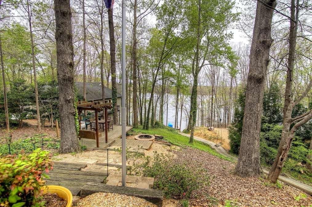 3 bedroom, 1,180 sq ft single family residence sold at 6893 Lakeside Place, Gainesville, GA 30506