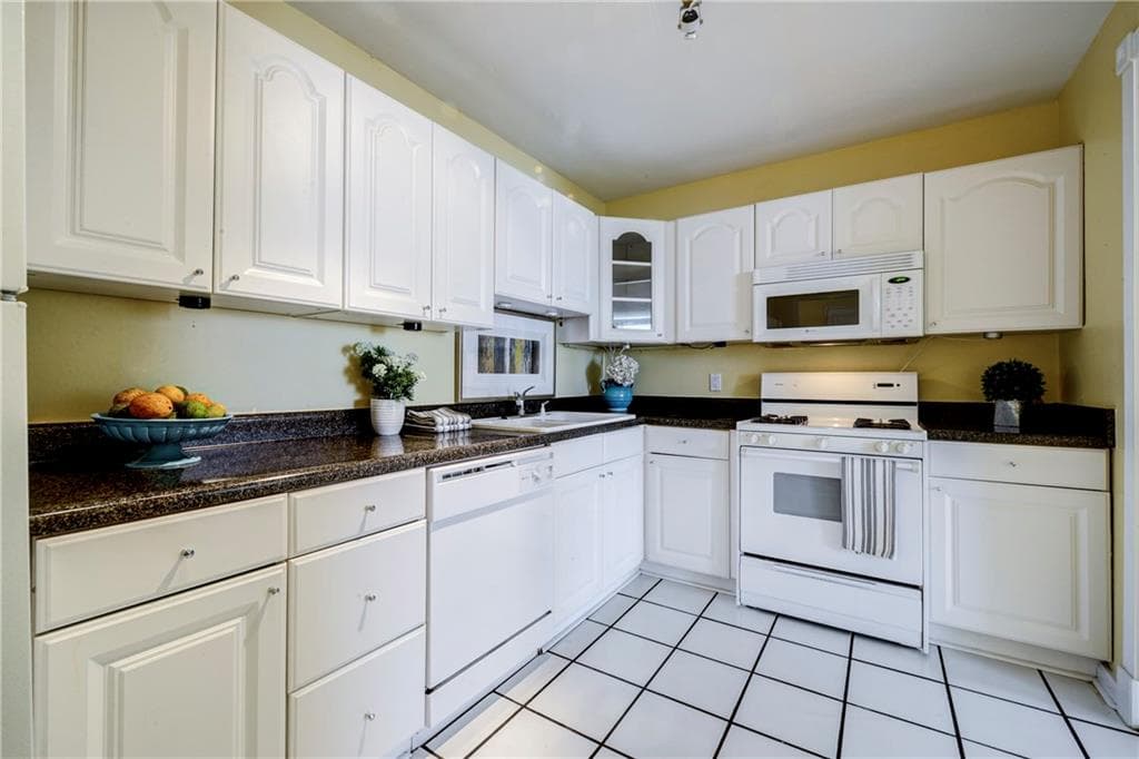 2 bedroom, 1,064 sq ft condominium sold at 2965 Pharr Court South 610, Atlanta, GA 30305