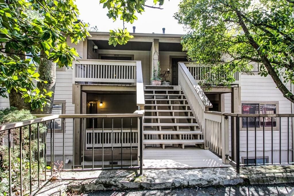 2 bedroom, 1,958 sq ft townhouse sold at 3823 Paces Ferry West, Atlanta, GA 30339