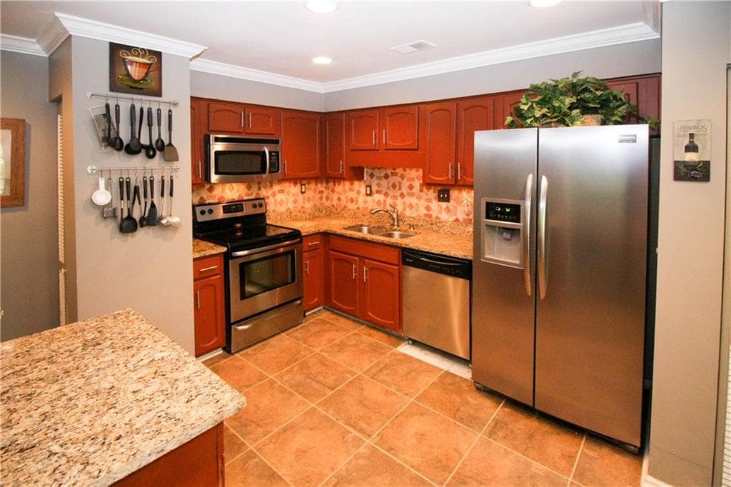 3 bedroom, 1,676 sq ft townhouse sold at 198 Peachtree Hollow Court, Atlanta, GA 30328