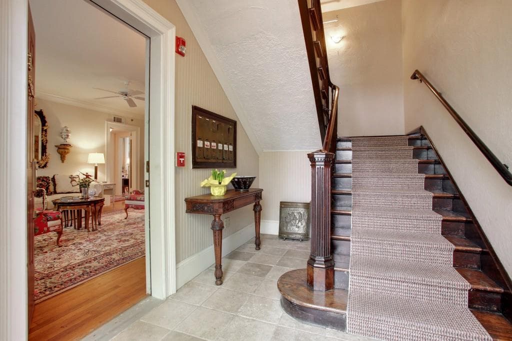 2 bedroom, 1,020 sq ft condominium sold at 2814 Peachtree Road 8, Atlanta, GA 30305