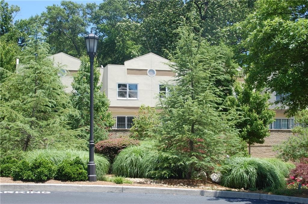 2 bedroom townhouse sold at 75 E Wesley Road 2, Atlanta, GA 30305