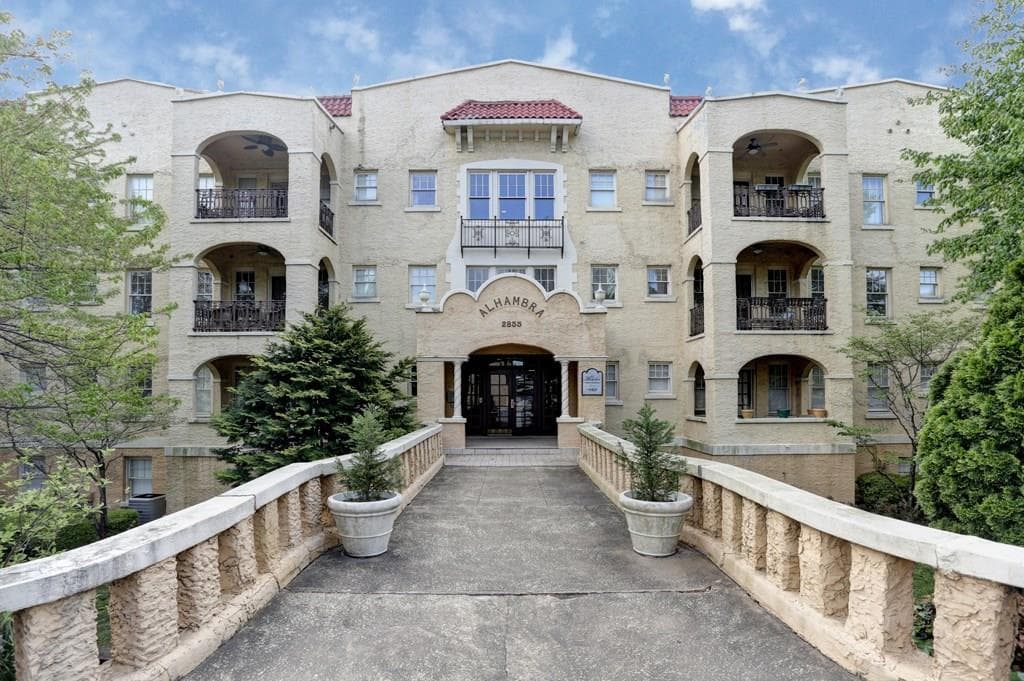 2 bedroom, 1,576 sq ft condominium sold at 2855 Peachtree Road 311, Atlanta, GA 30305