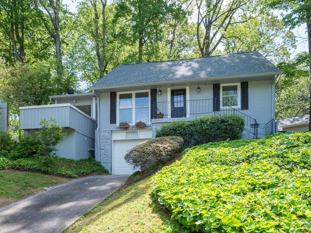 3 bedroom, 1,810 sq ft single family residence sold at 2669 Ridgemore Road, Atlanta, GA 30318