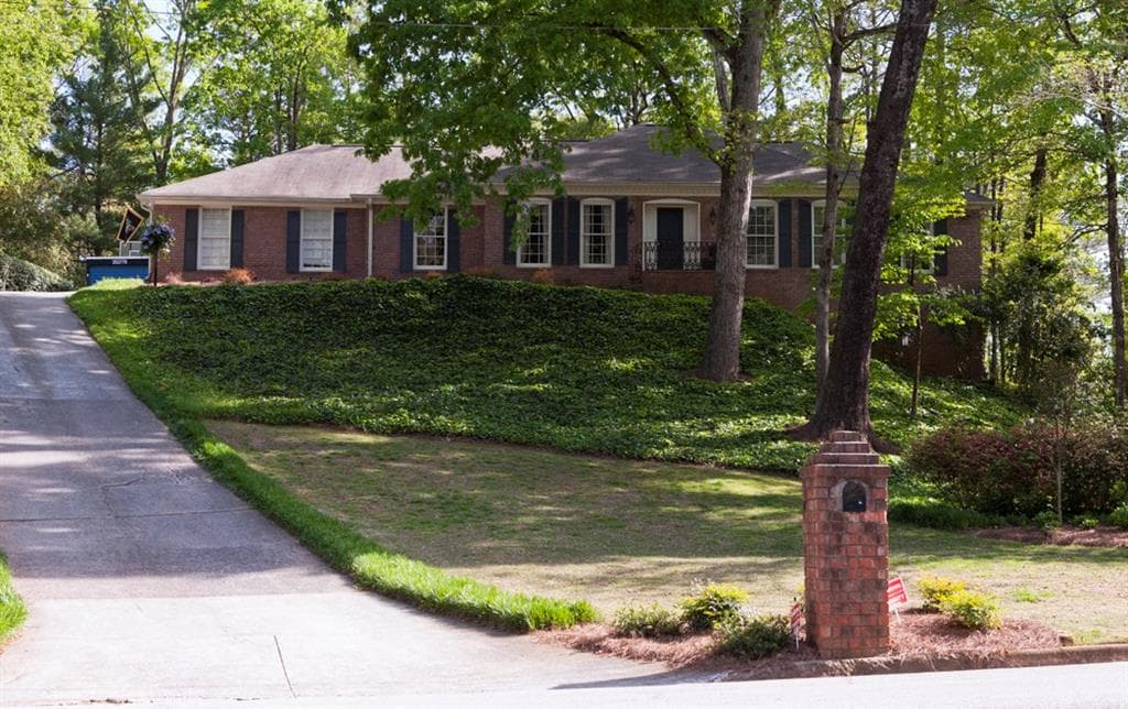 820 Overhill Court, Sandy Springs, GA 30328 — most recent listing photo