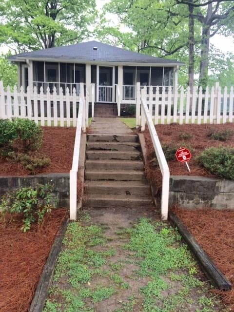 3 bedroom, 1,494 sq ft single family residence sold at 1992 Hollywood Road, Atlanta, GA 30318