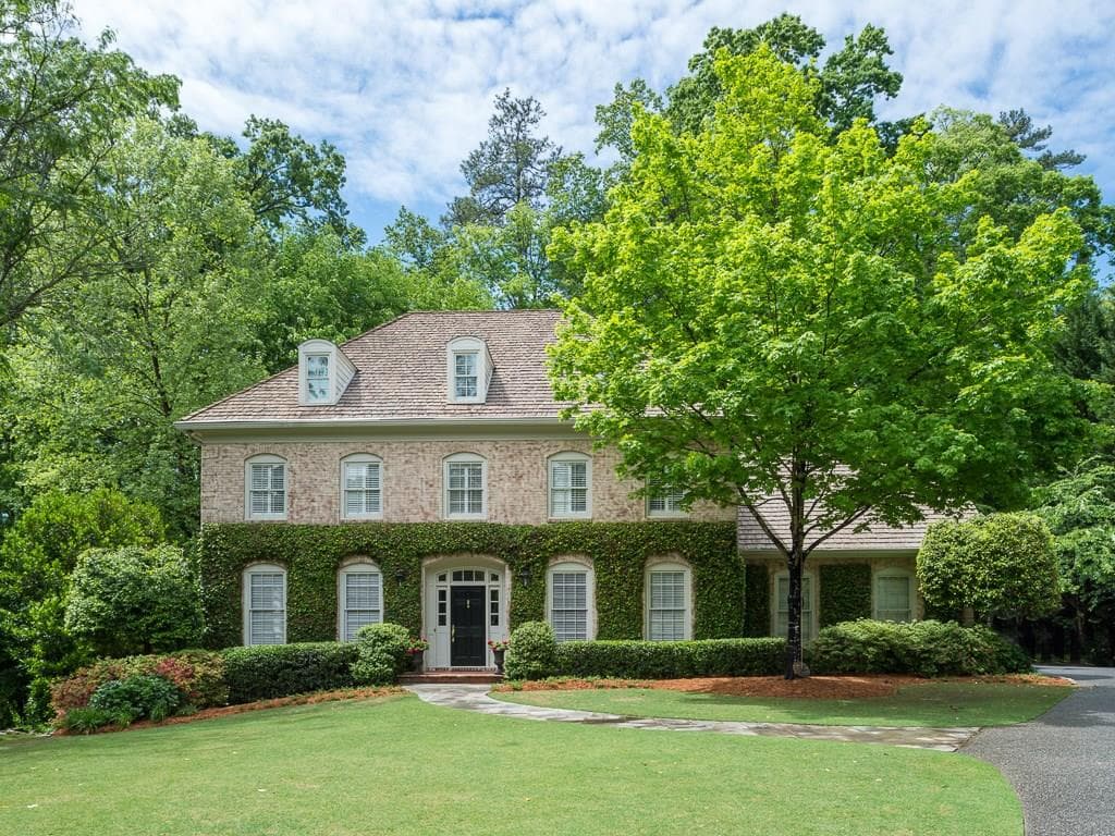 5 bedroom, 3,913 sq ft single family residence sold at 900 Club Station Drive, Atlanta, GA 30319