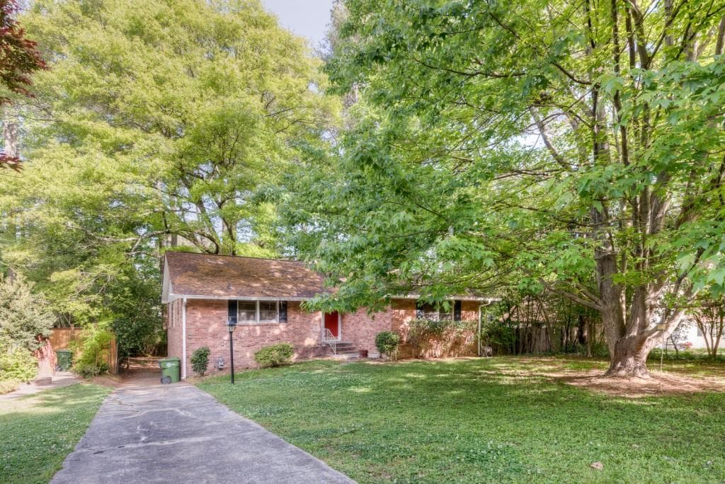 3 bedroom, 1,616 sq ft single family residence sold at 2304 Pembrook Place, Atlanta, GA 30324