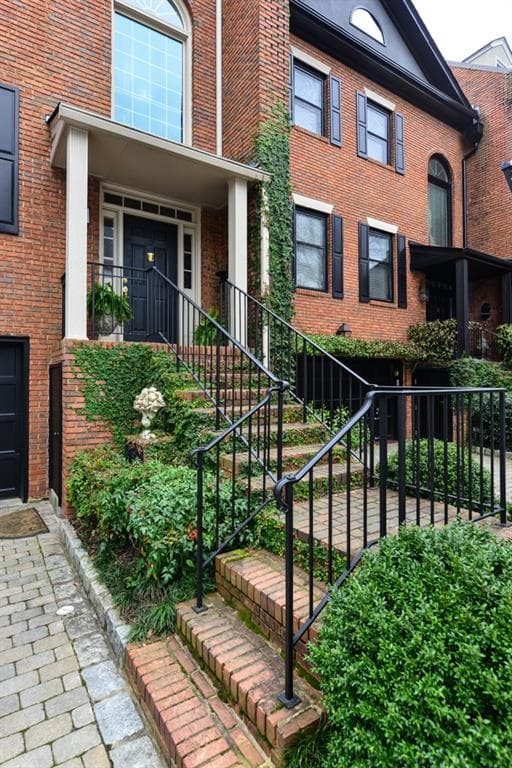 3 bedroom, 3,700 sq ft townhouse sold at 2 W Wesley Road 1, Atlanta, GA 30305
